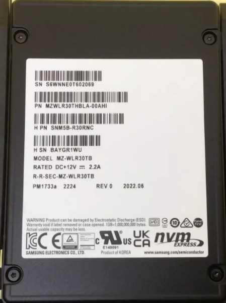 MZ-WLR30TB.jpg MZWLR30THBLA-00AHI - Samsung PM1733A 30.72TB PCIe NVMe MLC 2.5" SSD - Image 1